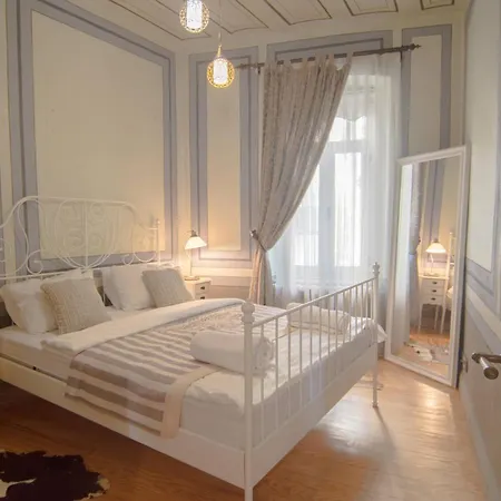 Stylish Getaway-explore The Urban Delights